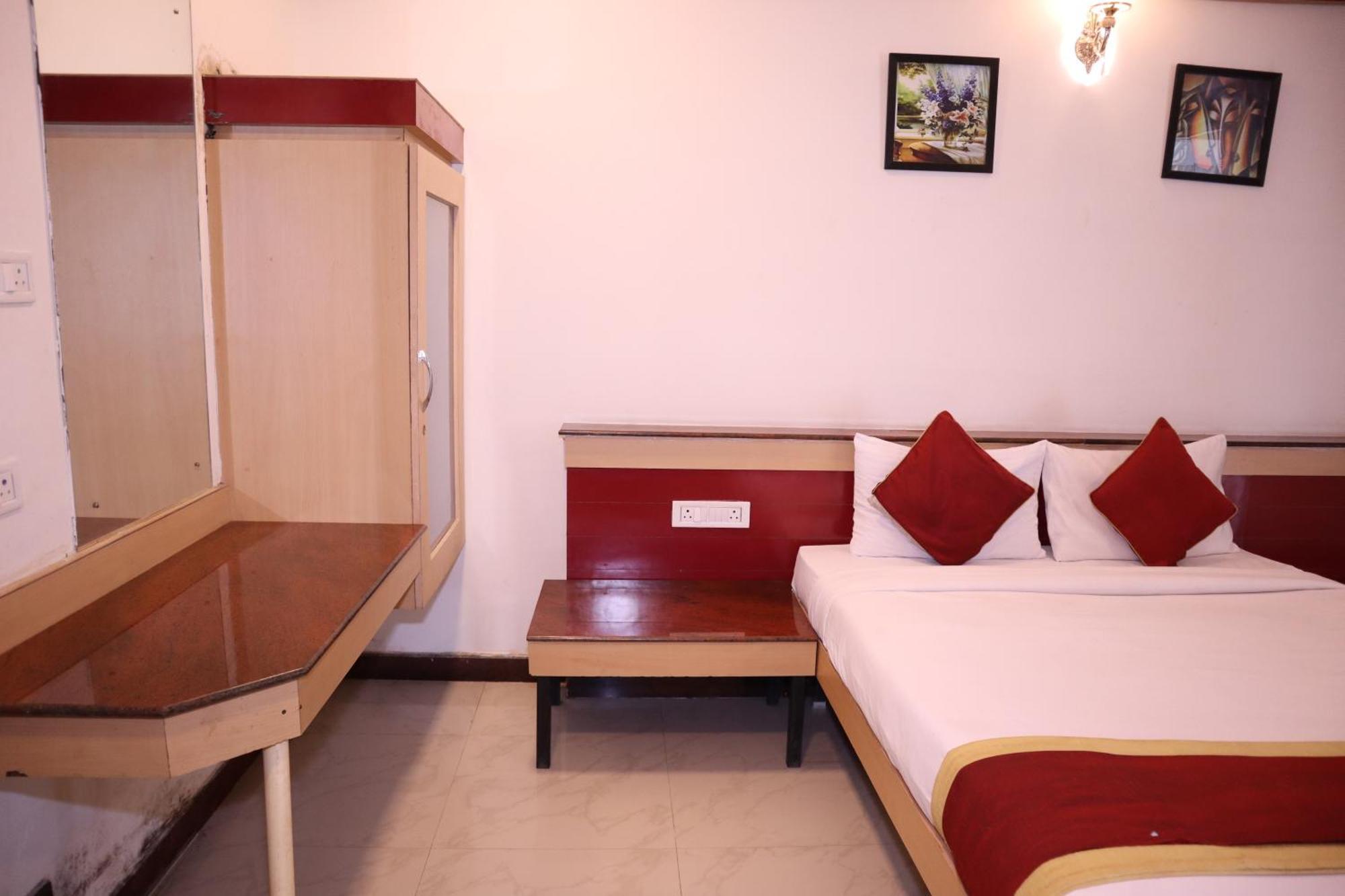 Sri Sai Ram Suites Бангалор Экстерьер фото