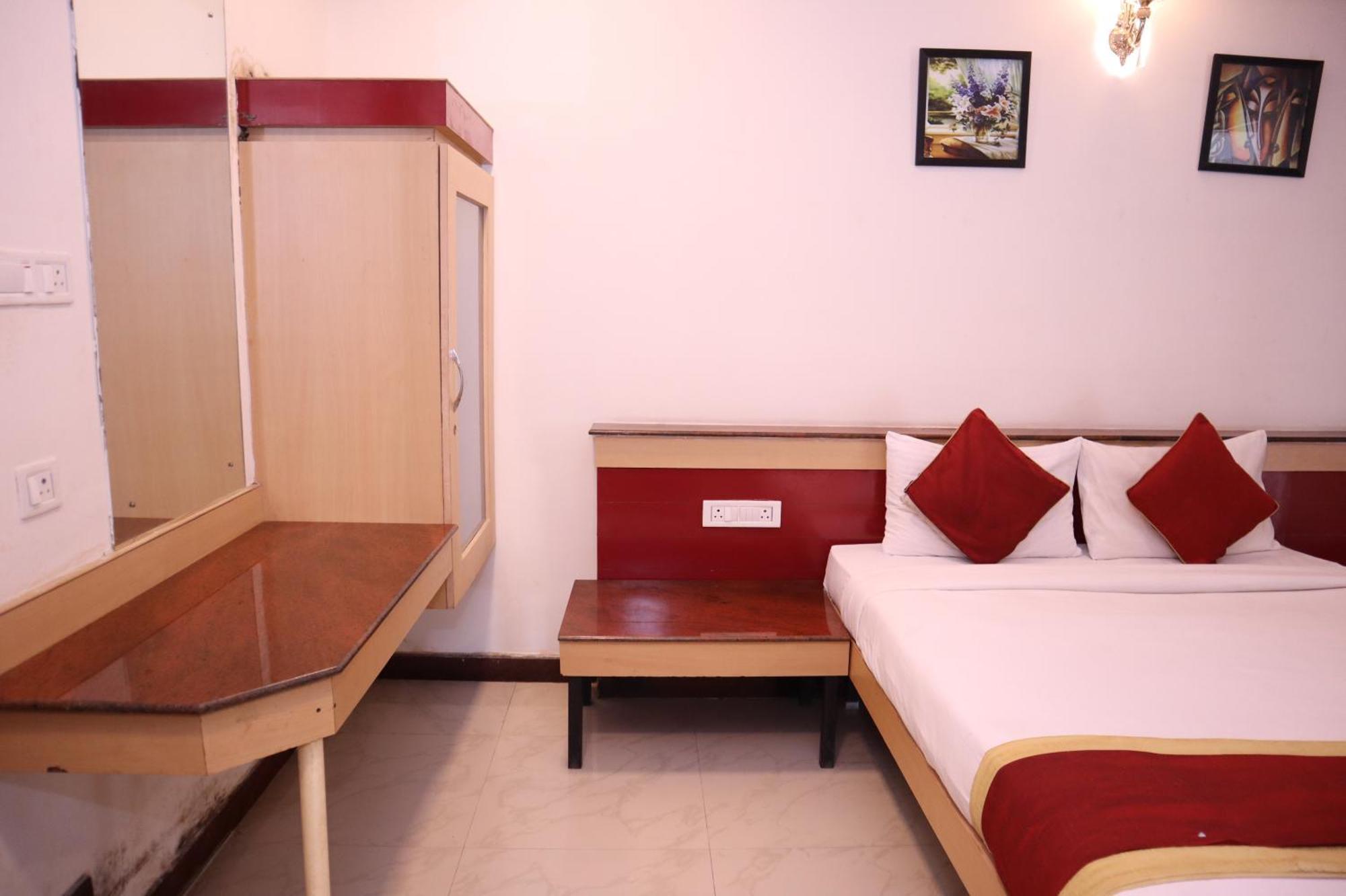 Sri Sai Ram Suites Бангалор Экстерьер фото