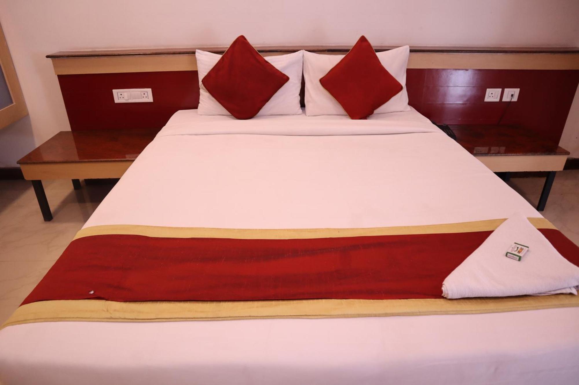 Sri Sai Ram Suites Бангалор Экстерьер фото