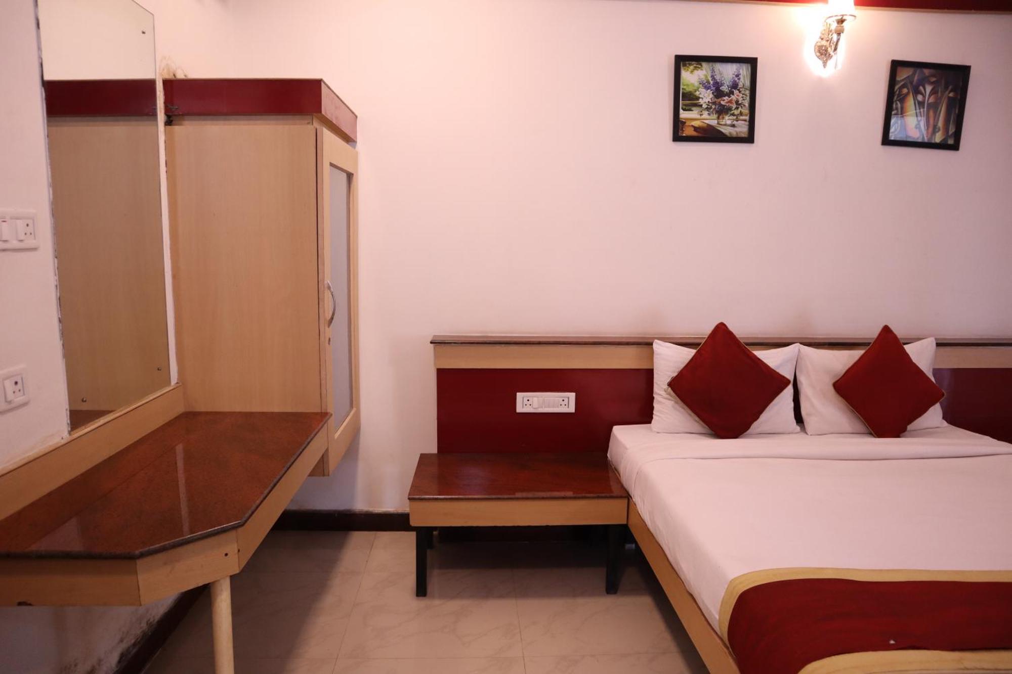 Sri Sai Ram Suites Бангалор Экстерьер фото