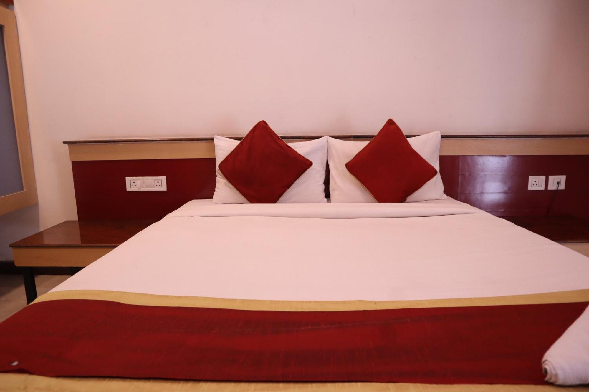 Sri Sai Ram Suites Бангалор Экстерьер фото